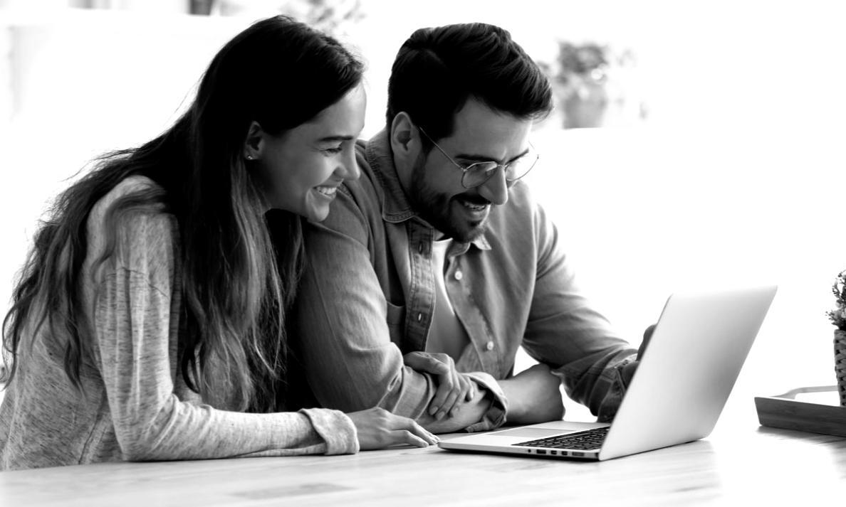 Studenti internazionali che utilizzano strumenti software di budgeting